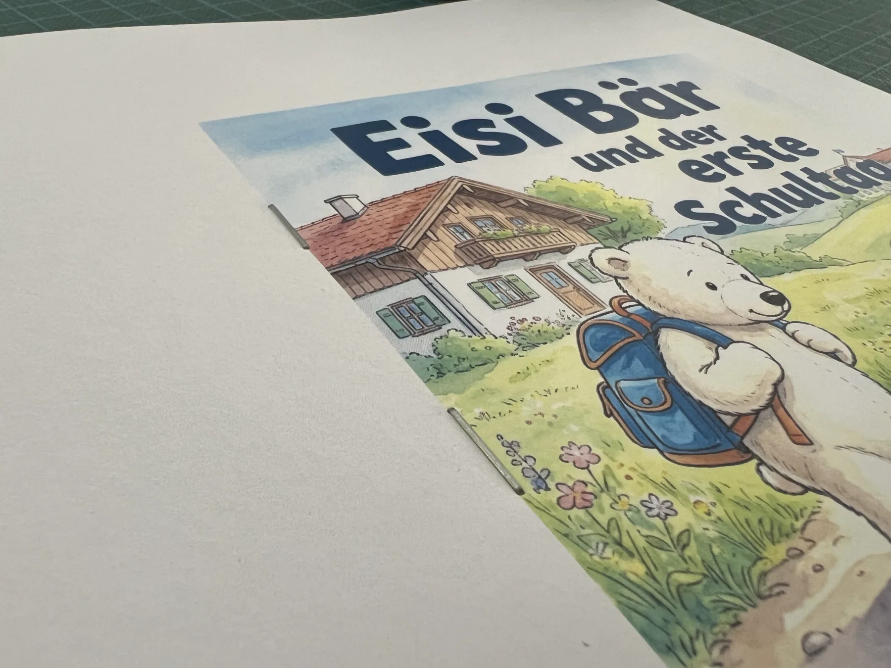 Der geheftete Bogen aus flachem Winkel, das Cover liegt oben auf, die Blätter sitzen bündig aufeinander.