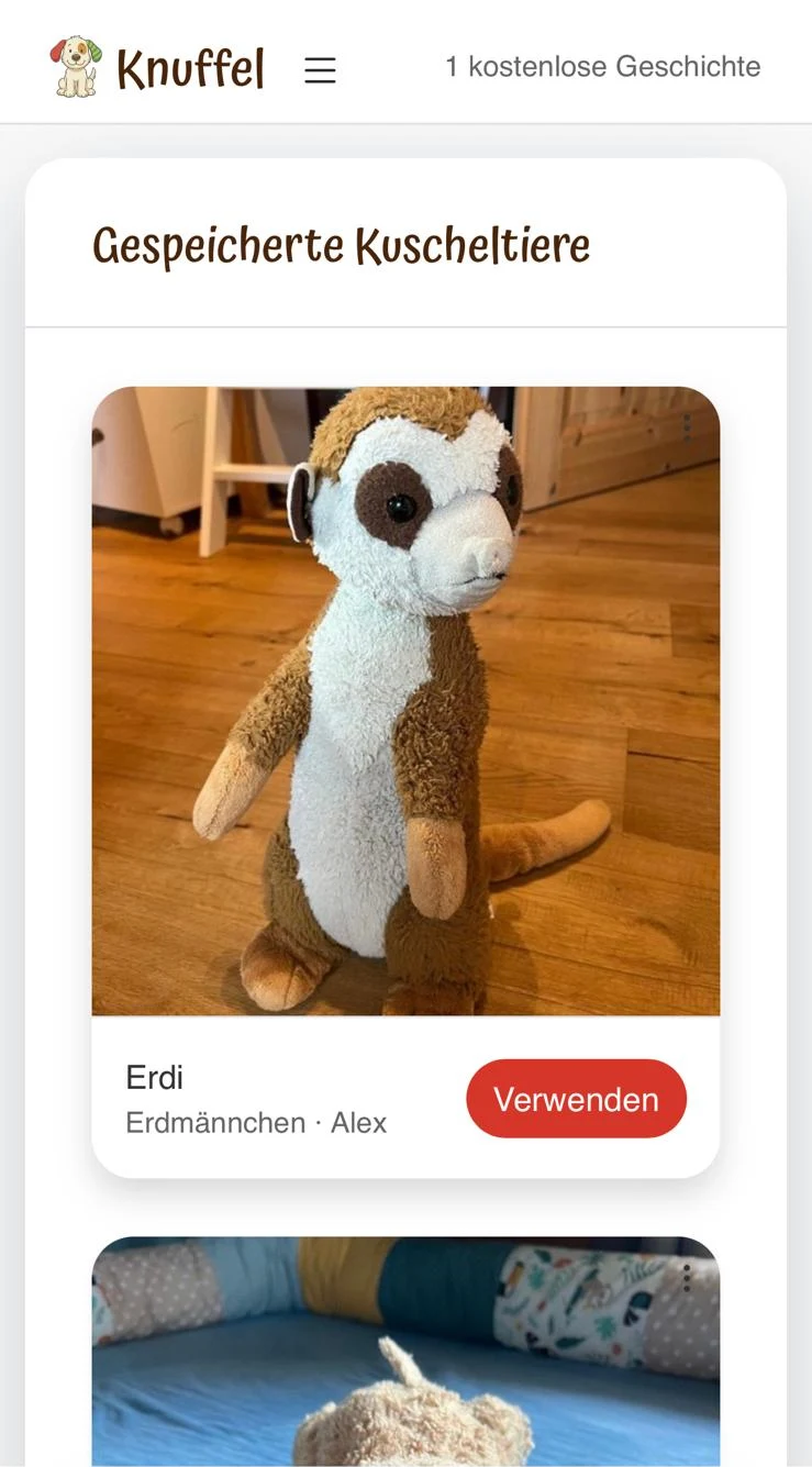Die Knuffel-App auf dem Handy, Ansicht „Gespeicherte Kuscheltiere": eine Karte zeigt das Foto eines Plüsch-Erdmännchens mit dem Namen Erdi, der Tierart Erdmännchen, dem Kindernamen Alex und einer Schaltfläche „Verwenden".